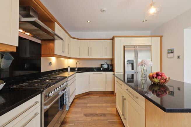 5 bed Semi-Detached for sale Image 8