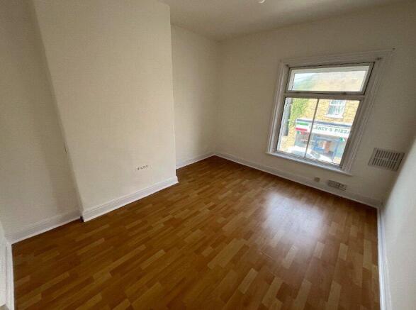 2 bed Terraced to rent Image 5
