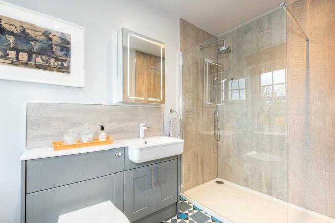 En-suite to Bedroom 