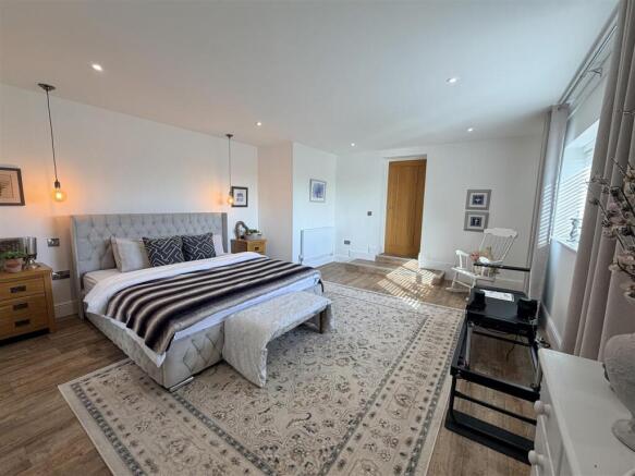 6 bed Detached for sale Image 11