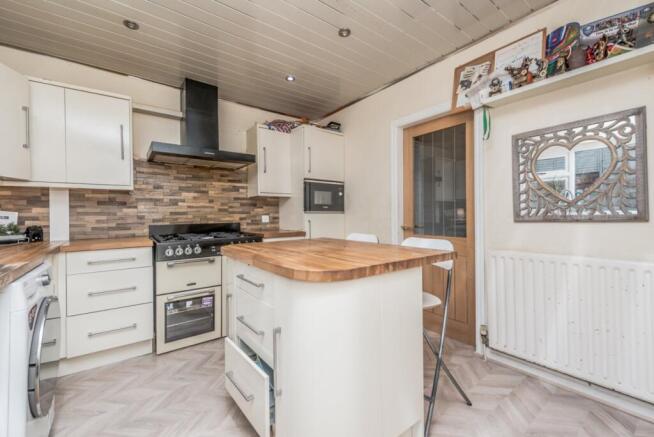 4 bed Detached for sale Image 8