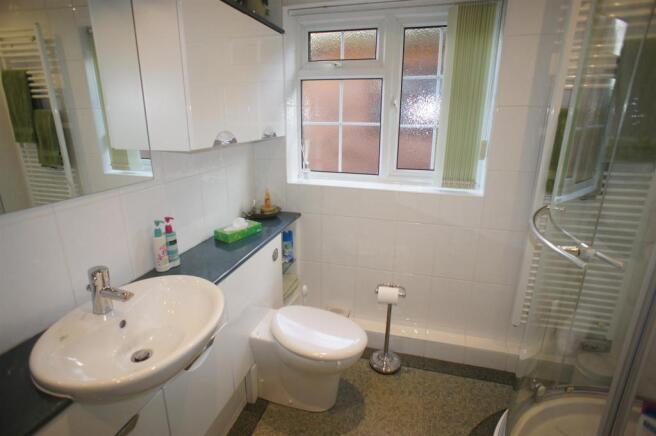 FAMILY SHOWER ROOM/W