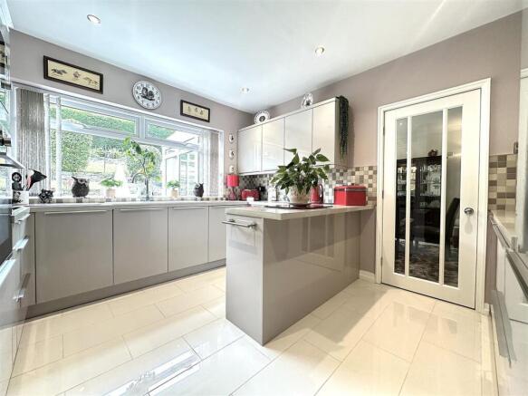 3 bed Detached for sale Image 2