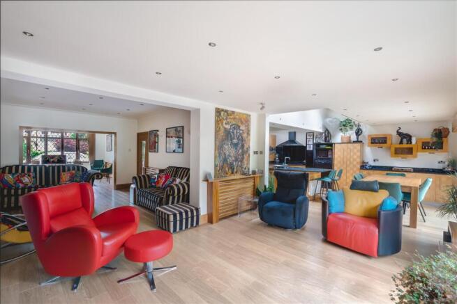 4 bed Detached for sale Image 4