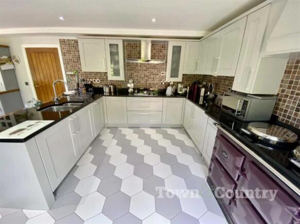 THROUGH KITCHEN/DINER