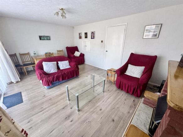 Lounge/Dining