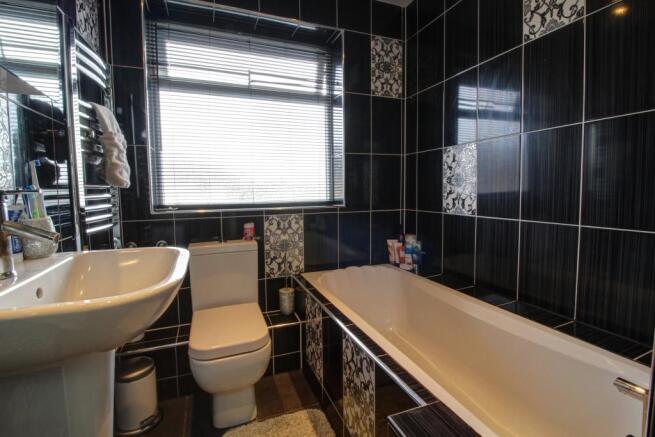 Family Bathroom (12)
