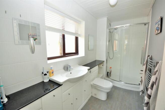 EN-SUITE SHOWER ROOM