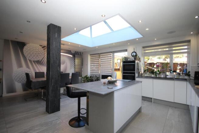 KITCHEN / DINING AREA