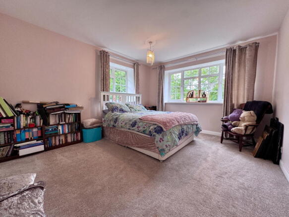 5 bed Detached for sale Image 10