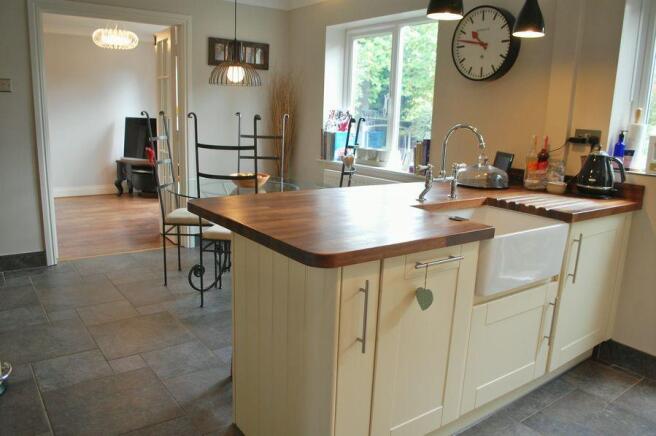 KITCHEN/DINING ROOM