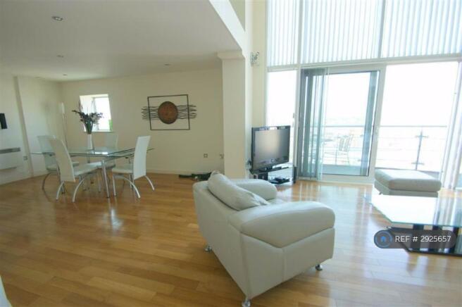 2 bed Penthouse to rent Image 4