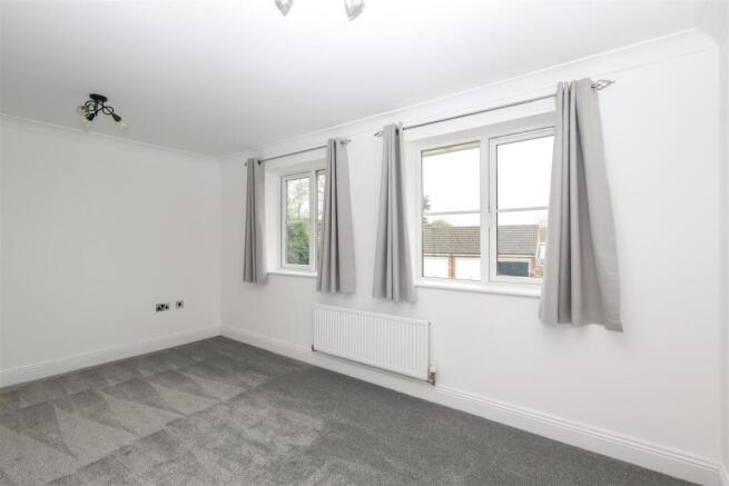 4 bed Terraced to rent Image 5