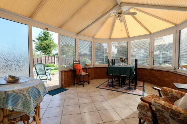 Superb conservatory with electric blinds
