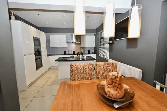 3 bed Semi-Detached for sale Image 4