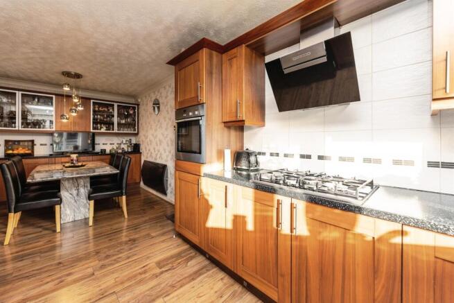 5 bed Detached for sale Image 8
