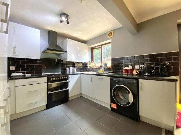 5 bed Semi-Detached for sale Image 7