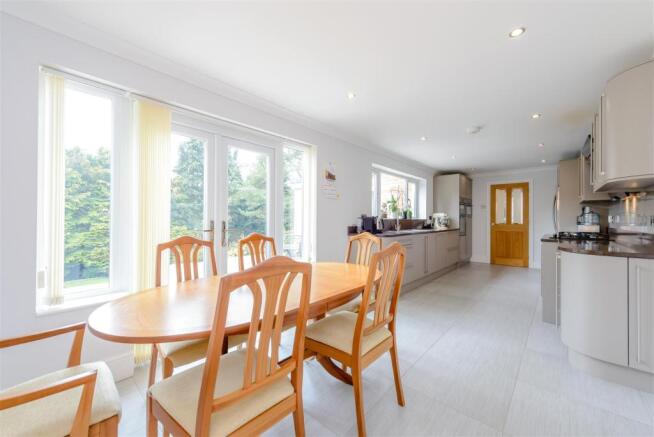 8381873-interior16.jpg