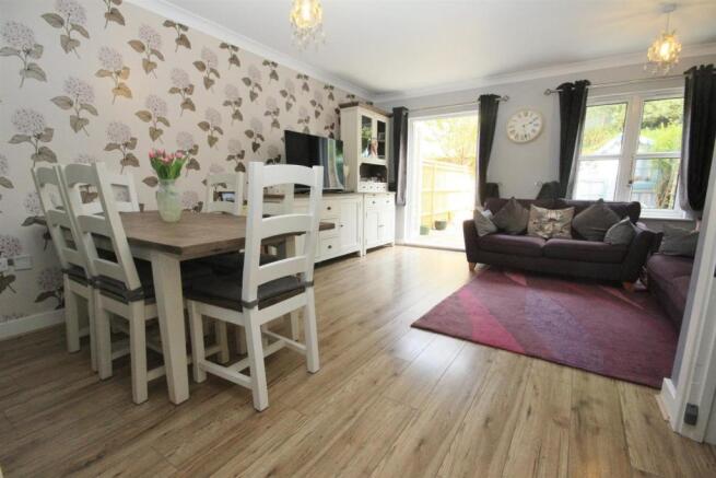 LOUNGE / DINING ROOM