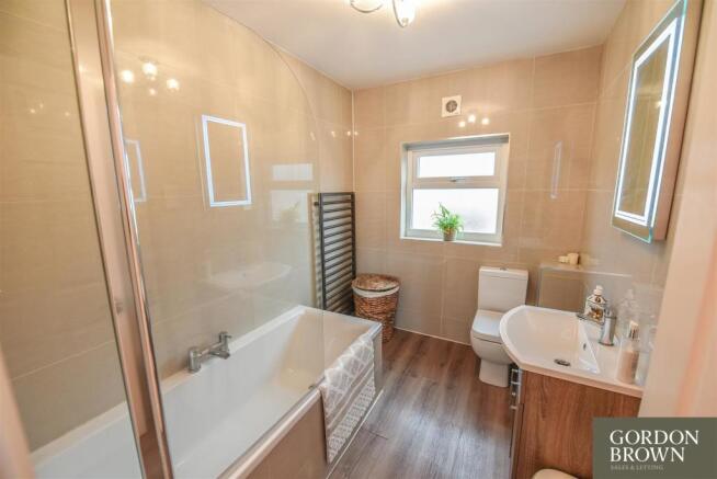 MAIN BATHROOM/WC