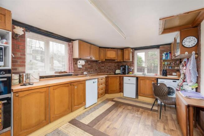 4 bed House for sale Image 4