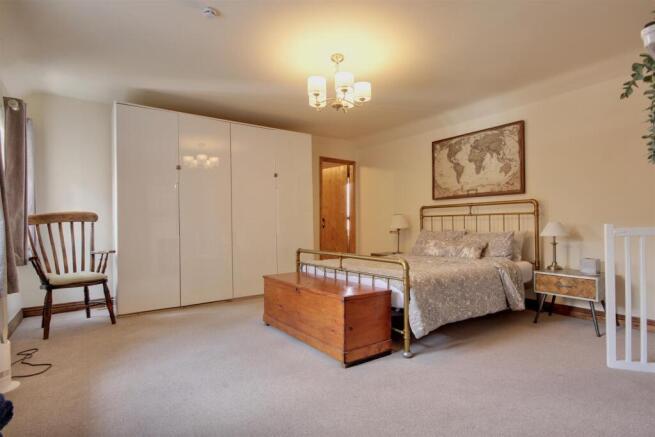 5 bed Town House for sale Image 12