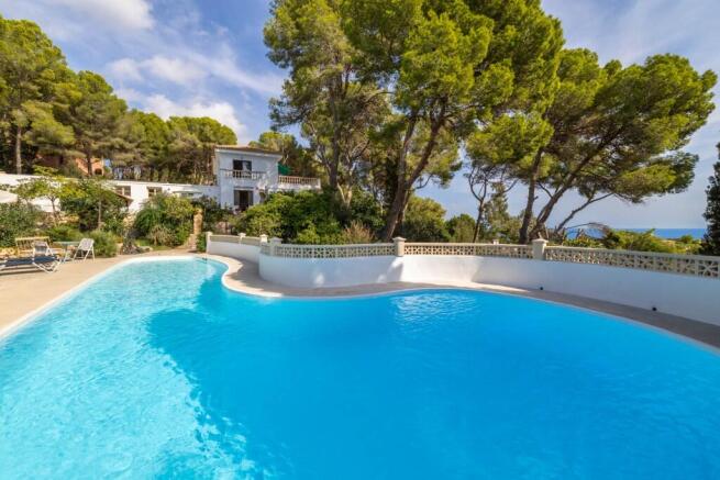 Pool and Exterior (2