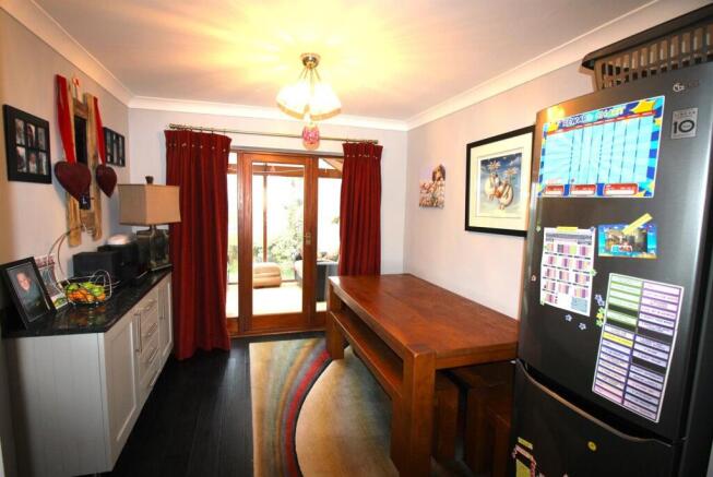 5 bed Detached to rent Image 6