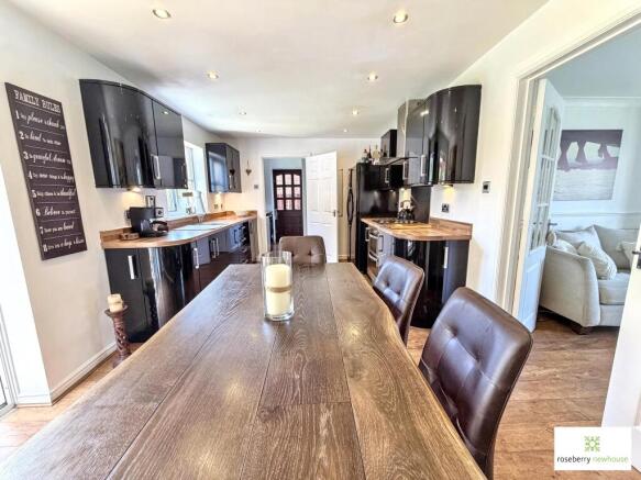 5 bed Detached for sale Image 6