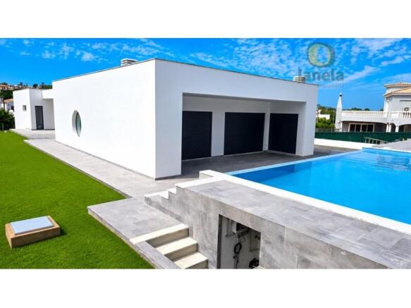 NEW Contemporary villa with overflow pool