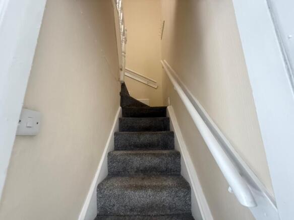 2 bed Terraced to rent Image 6