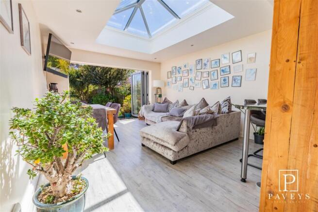 SITTING ROOM / DINING ROOM