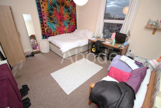 5 bed House to rent Image 8