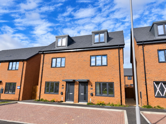 3-bed semi-detached on Simpson Road, Walton, MK7, £138,000