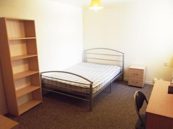 Bright, simply furnished double bedroom featuri...