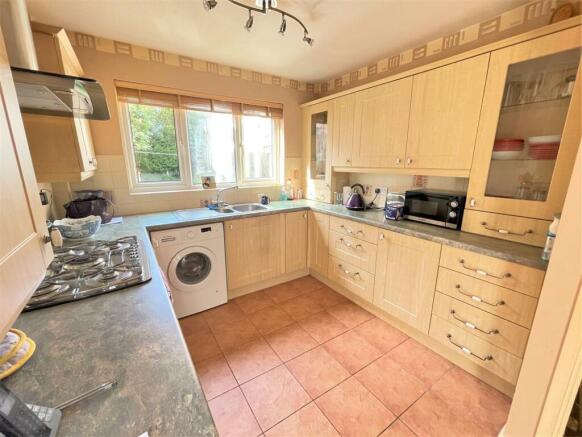 L SHAPED KITCHEN