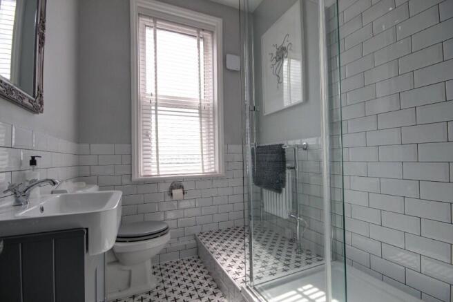 2 bed Flat for sale Image 5