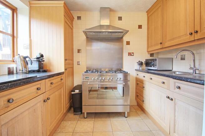 FULLY FITTED KITCHEN