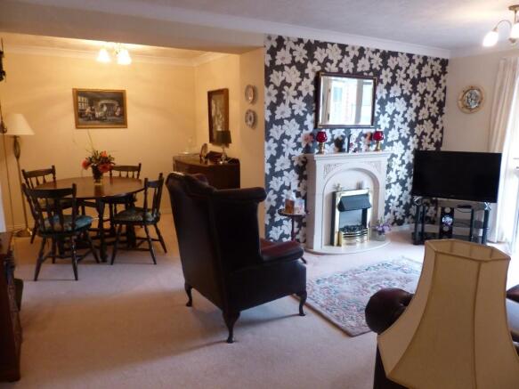 sitting/dining room