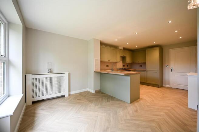 4 bed Detached for sale Image 12