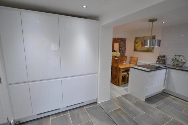 FITTED KITCHEN