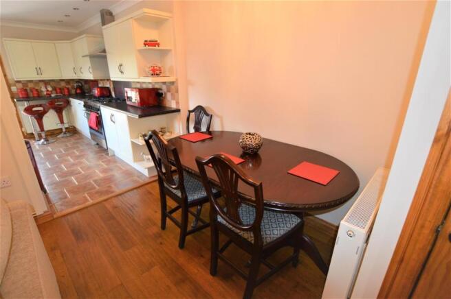 FAMILY/DINING ROOM