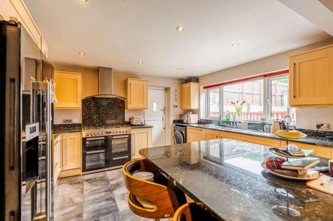 6 bed Detached for sale Image 6