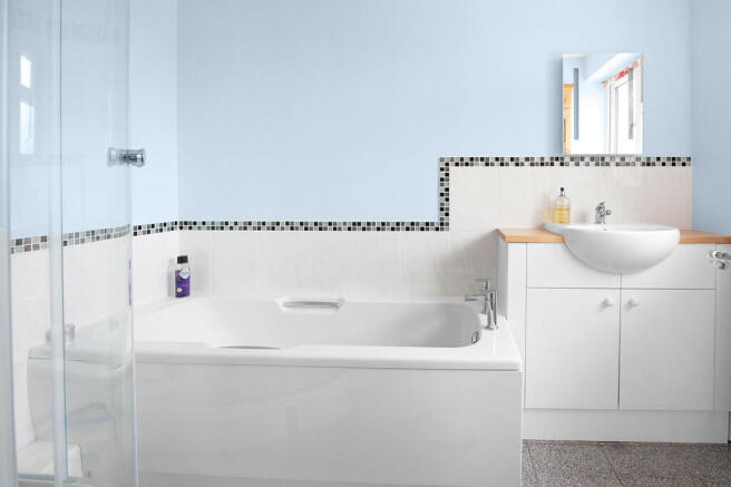 ensuite to Bed 1