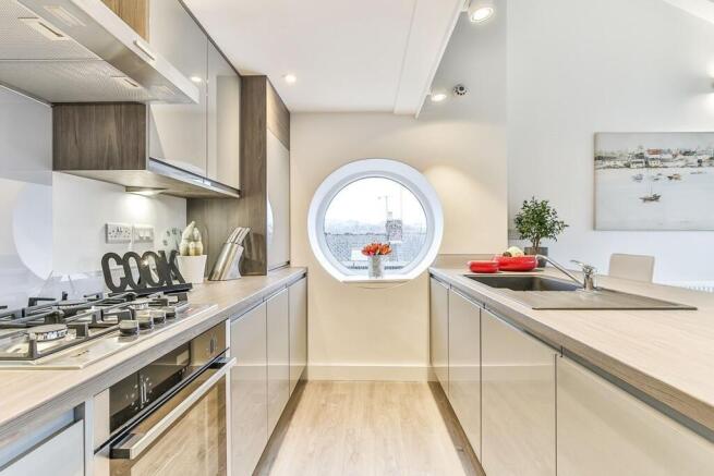 2 bed Penthouse to rent Image 6