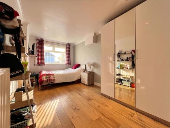 5 bed Detached for sale Image 11