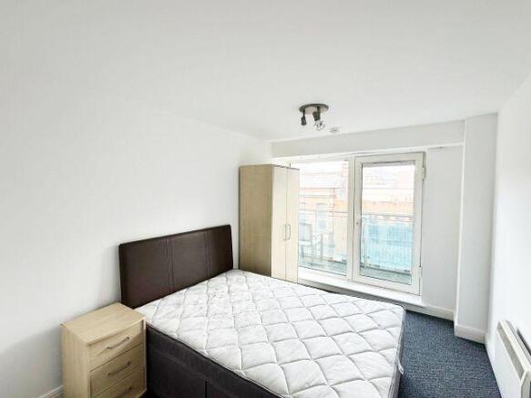 3 bed Apartment to rent Image 8
