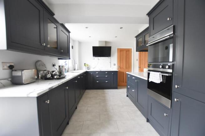 FITTED KITCHEN