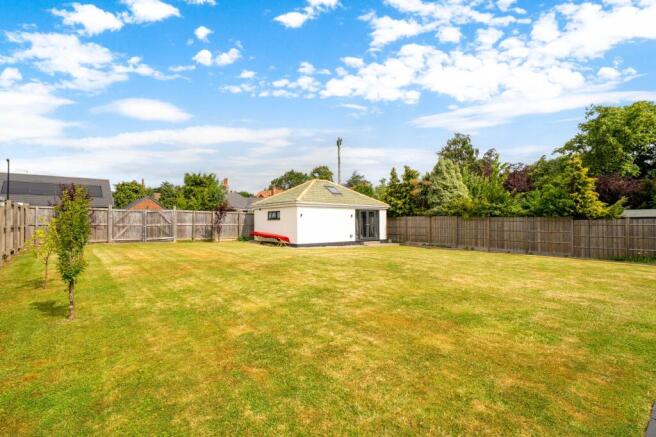 5 bed Detached for sale Image 7