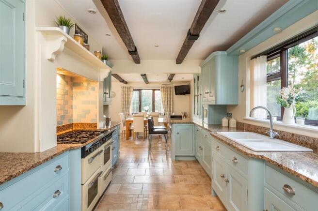 KITCHEN/DINING ROOM